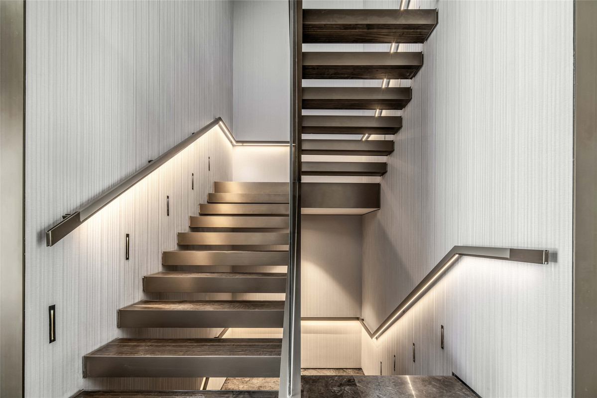 Minimalist Straight Staircase Design in Metal and Concrete