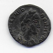 AE4 de Teodora. PIETAS – ROMANA. Pietas estante portando niño. Trier. Thedora-1