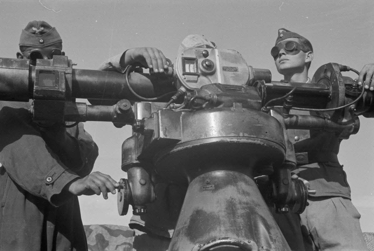 Le télémètre dirigeant les canons de la batterie de FlaK.