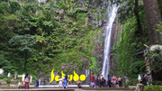 Sedudo Waterfall – crowd of visitors near the falls