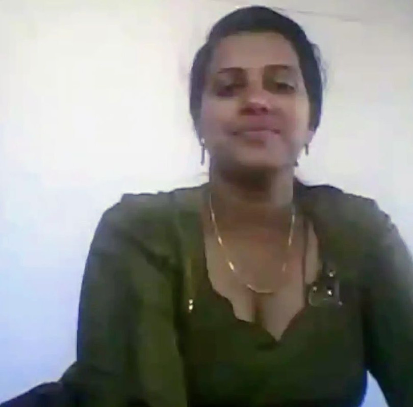 Desi Indian Young Bhabhi showing big boobs viral video