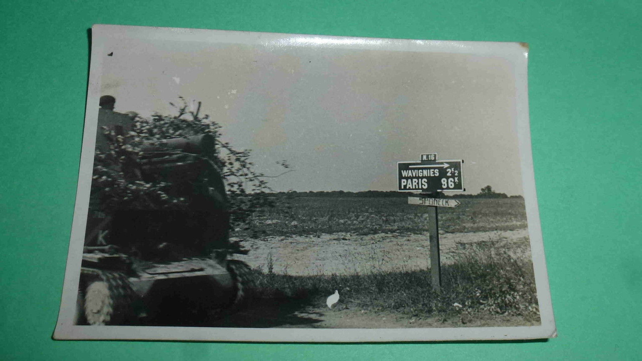 Foto 2.WK Panzer vor Straßenschild Paris