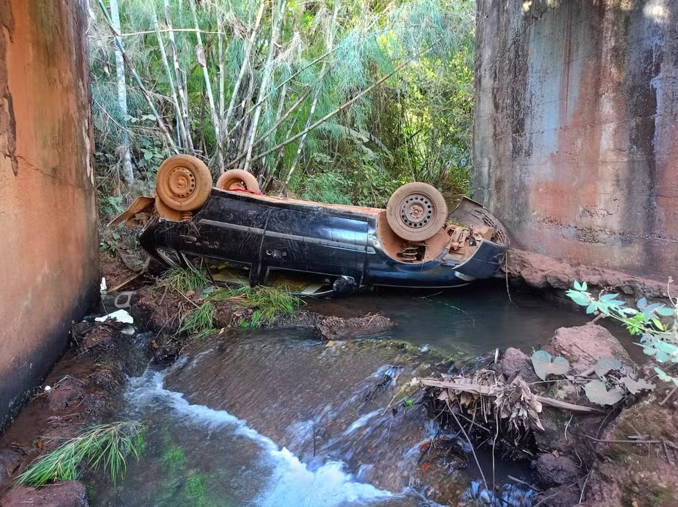 Veículo caiu da ponte na zona rural de Guaraí — Foto: Bombeiros