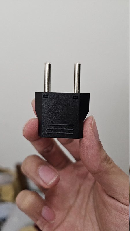 旅行社送的豬鼻子轉接頭(無變壓功能),由於我只有要充手機和行動電源,用這個就夠了,實用!