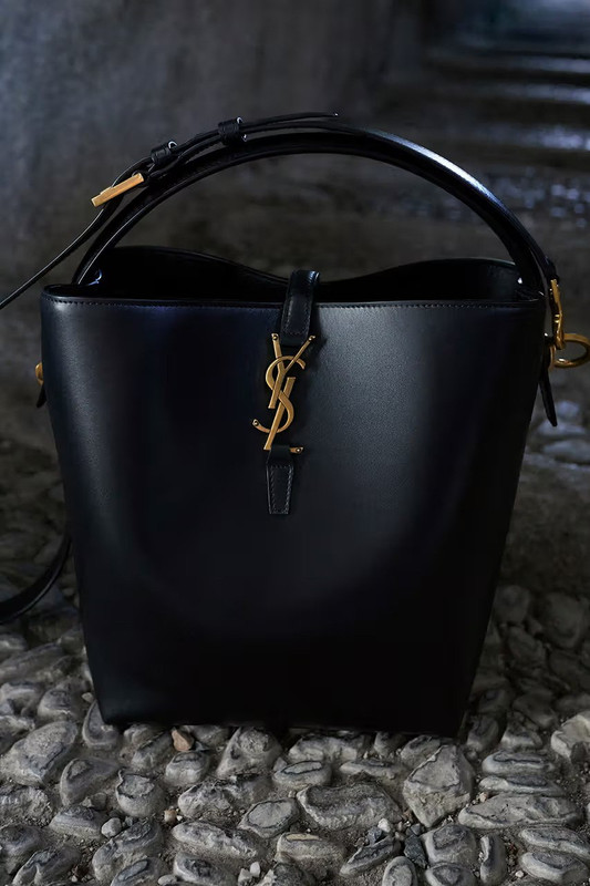 Saint Laurent, la campagna della borsa Le 37 con Rosé Saint Laurent, la campagna della borsa Le 37 con Rosé