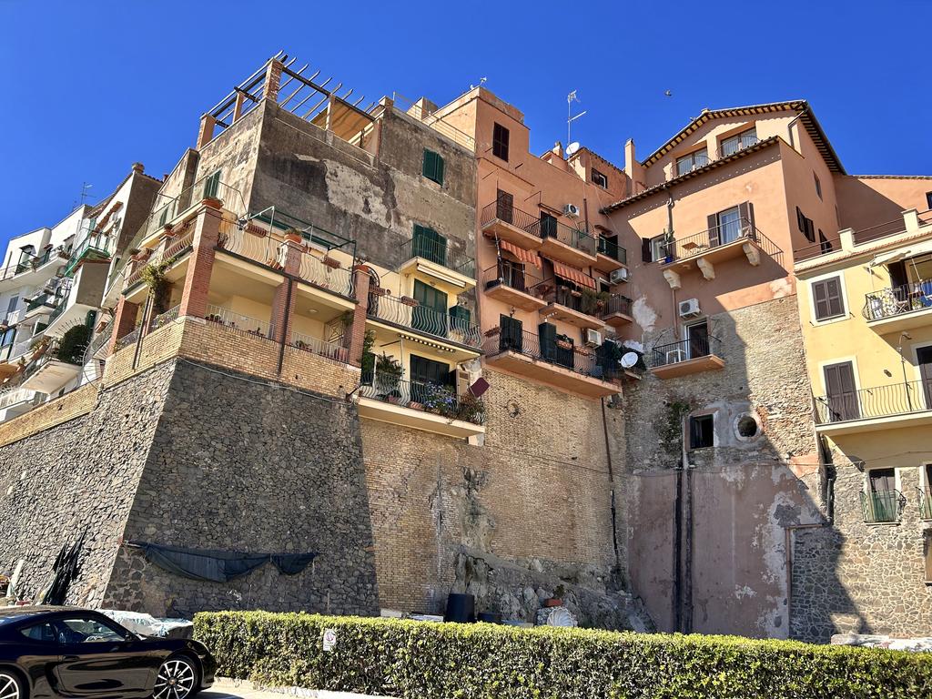 Жаркий сентябрь на побережье Тирренского моря.