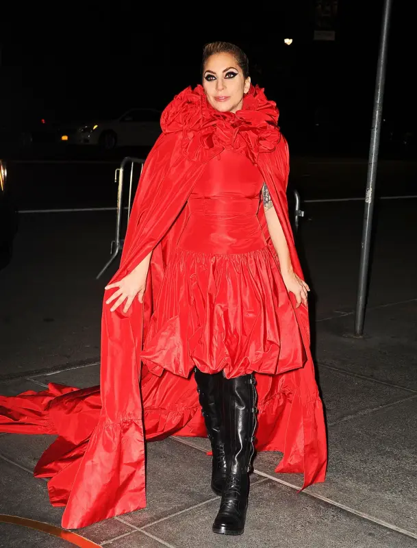 10-19-16-Arriving-at-her-apartment-in-NY