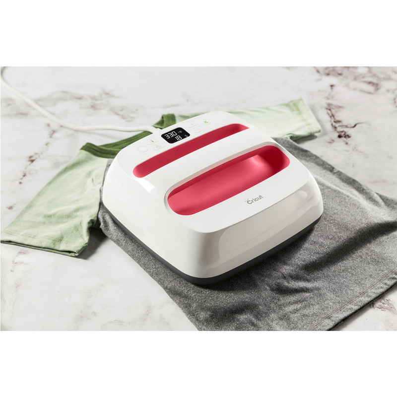 Prensa de calor Cricut EasyPress 2 aplicando un diseño en una camiseta.