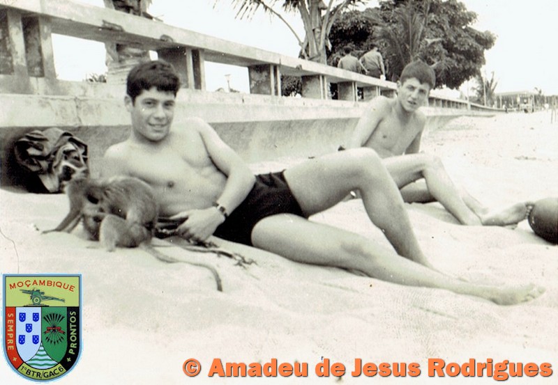 Em-Vila-Cabral-na-praia-com-o-macaquinho