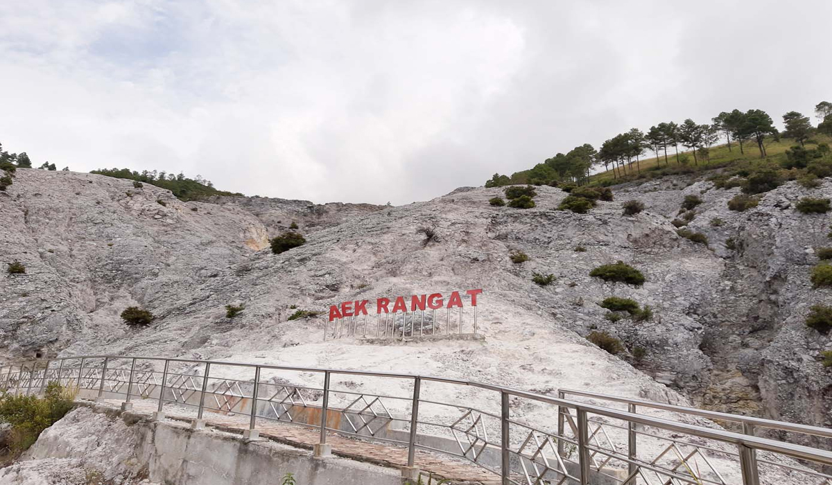 Pesona Mistis Aek Rangat, Air Panas Alami yang Tak Pernah Sepi Pengunjung