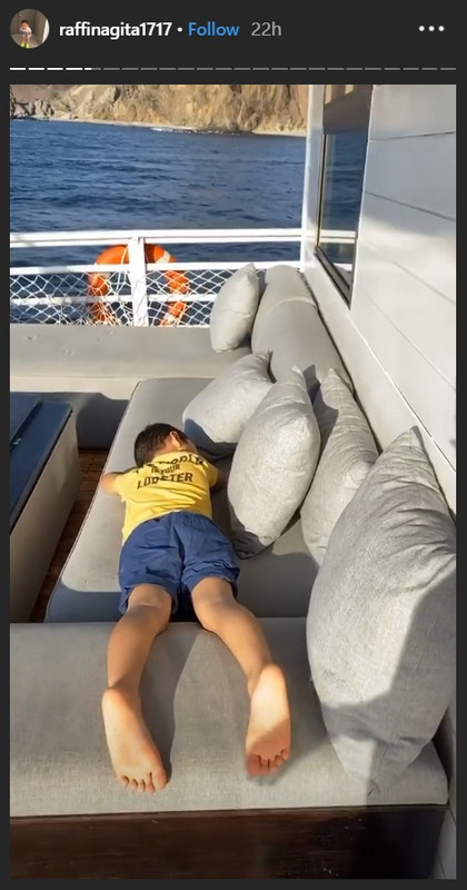 Rafathar Malik Ahmad tiduran di sofa pinisi mewah