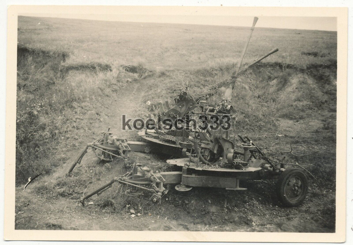 Foto russische Flak Artillerie Geschütze in der Steppe vor Stalingrad