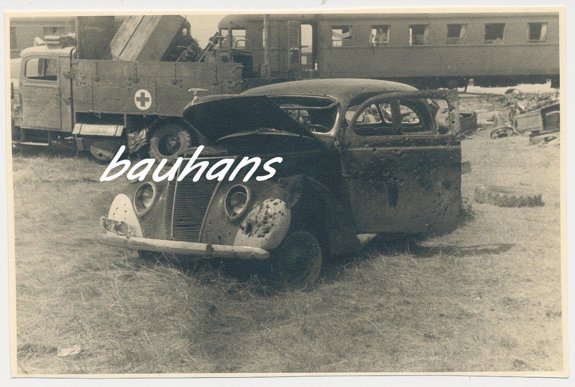 Frankreich zerstörte-zerschossen-PKW-LKW-Eisenba