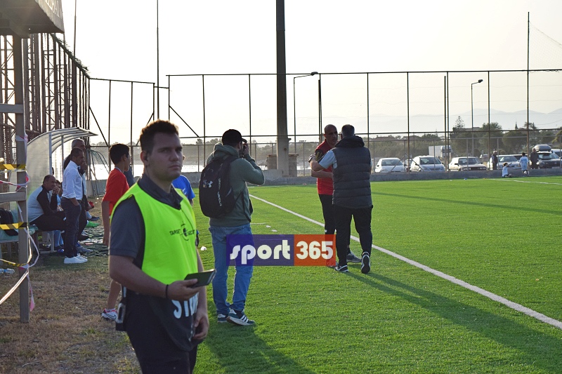 , &Tau;&omicron; &phi;&omega;&tau;&omicron;&rho;&epsilon;&pi;&omicron;&rho;&tau;ά&zeta; &tau;&omicron;&upsilon; &tau;&epsilon;&lambda;&iota;&kappa;&omicron;ύ &Epsilon;&rho;ά&nu;&eta;-&Pi;&alpha;&nu;&theta;&omicron;&upsilon;&rho;&iota;&alpha;&kappa;ό&sigmaf; (&phi;&omega;&tau;&omicron;)