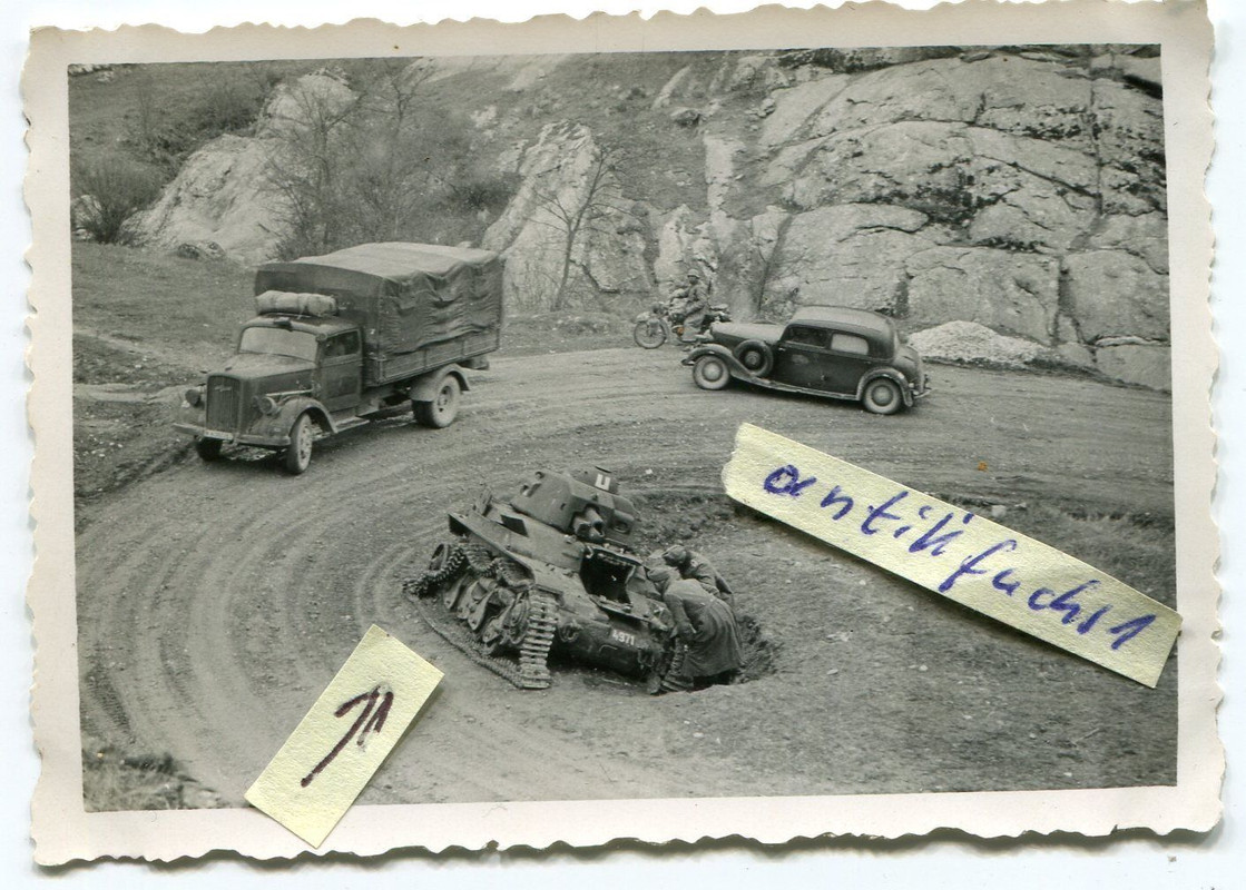 Renault Panzer der Engländer  U 4971auf Paß in G