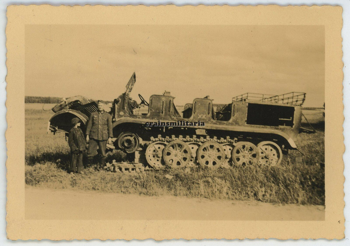 Orig. Foto zerstörte SdKfz Halbkette mit 6.Pz.Div. Wappen in Litauen 1941