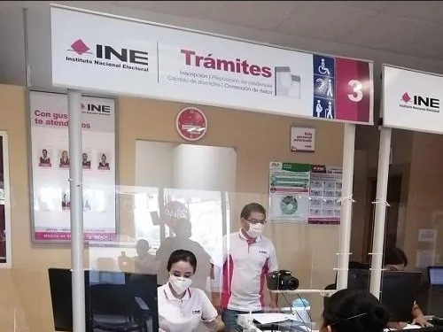 Retrasa Plan B de AMLO entrega de credenciales de elector, acusan