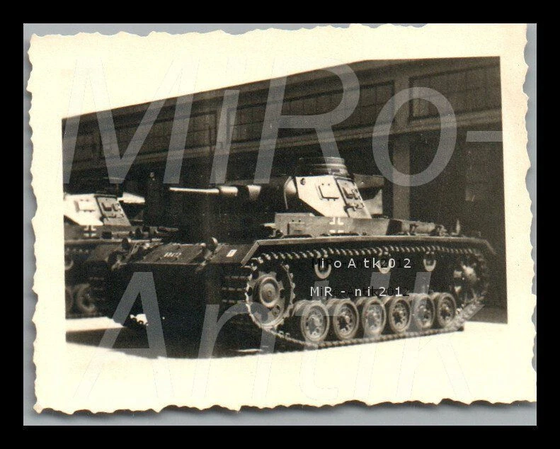 Foto, WK2, Nachl. Pz.-Mann, Sagan POL, Panzer III vor den Hallen; L216L