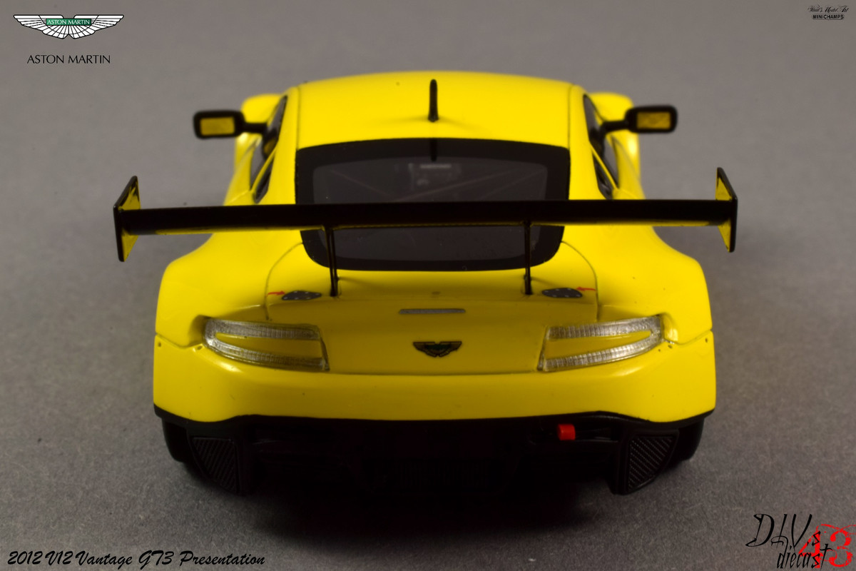 Aston Martin_V12_Vantage_Presentation_Minichamps (4)