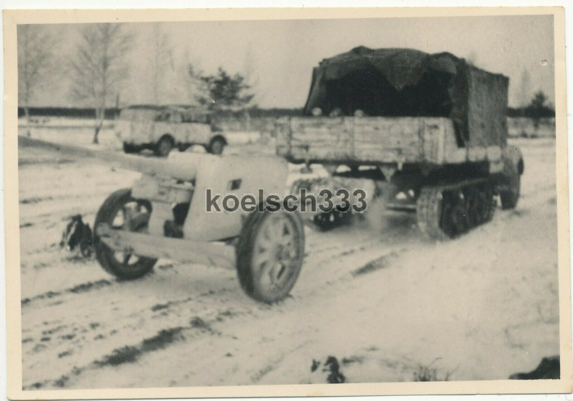 Foto Maultier Gleisketten LKW der Wehrmacht mit 7,5cm PaK Geschütz im Osten .. !
