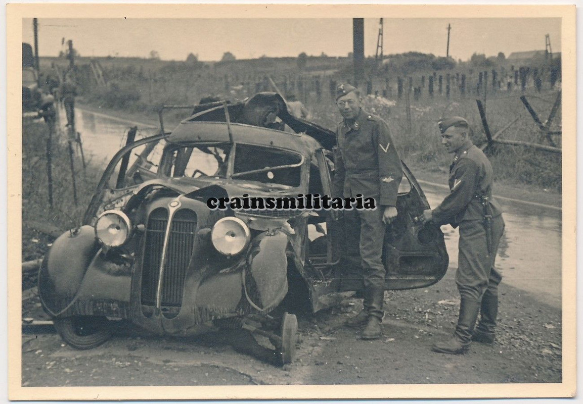 Orig. Foto zerstörte BMW Pkw b. Panzersperren Fo