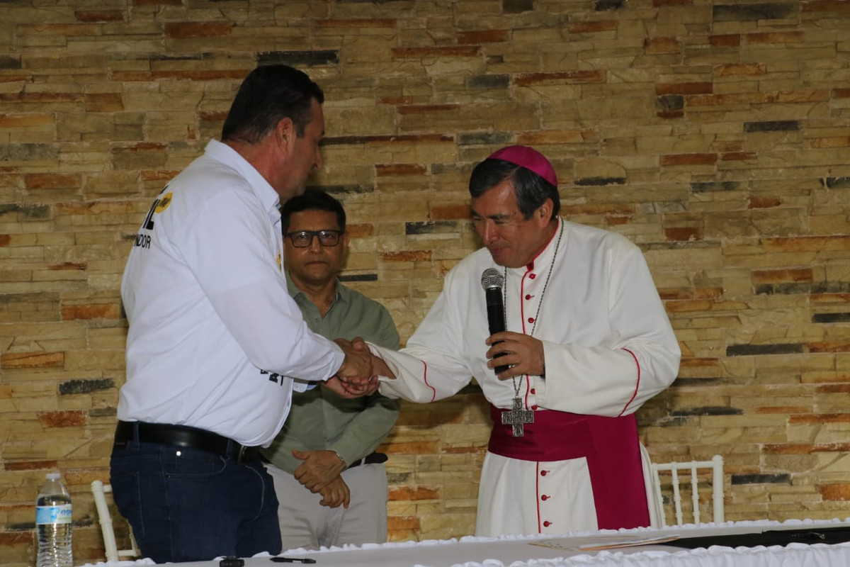 Juan Manuel Fócil firma Compromiso por la Paz propuesto por la iglesia católica de Tabasco