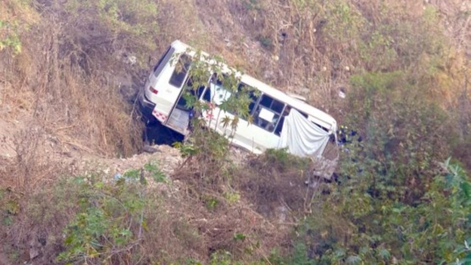 VIDEO: En Naucalpan, microbús choca contra 2 vehículos y caen al barranco; reportan 3 muertos