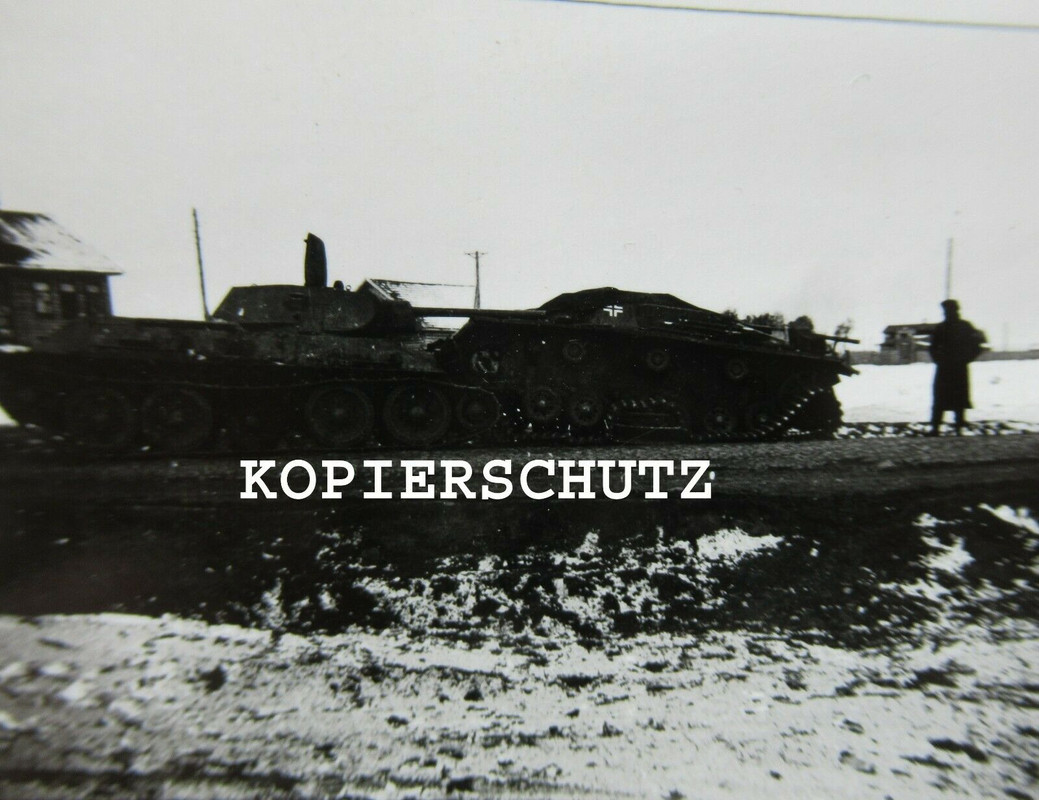 Altes Foto deutsches Sturmgeschütz mit russischen Panzer zusammengestoßen
