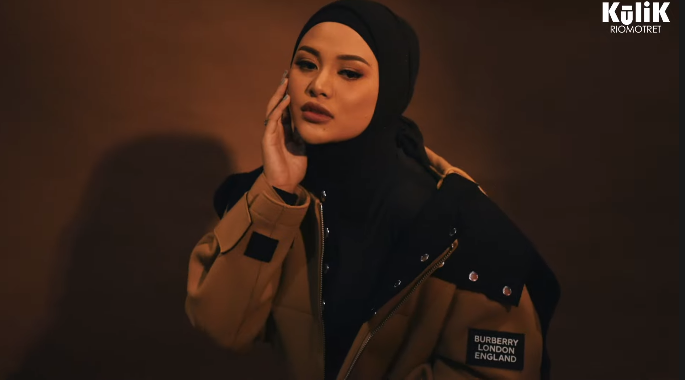 Penampilan kedua Aurel Hermansyah (YouTube RIOMOTRET)