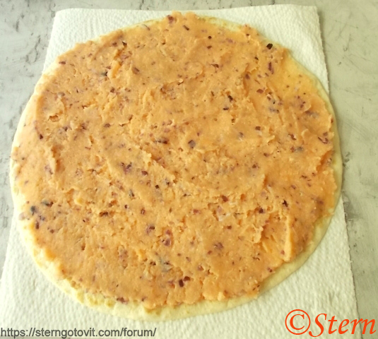 Лахмаджун с лососем на тортилье