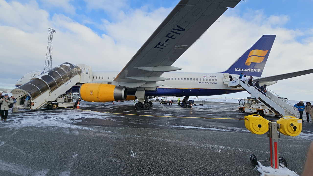 地面上拍攝剛下來的飛機