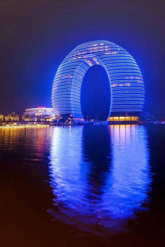 bluehotel.jpg