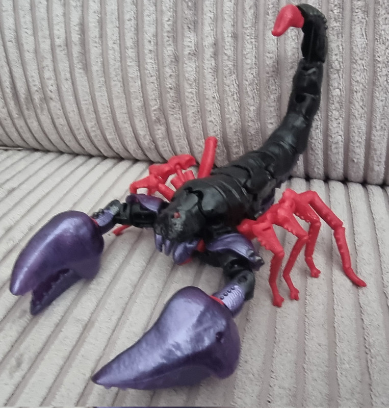 Buzzworthy-Bumblebee-Creatures-Collide-Scorponok-03