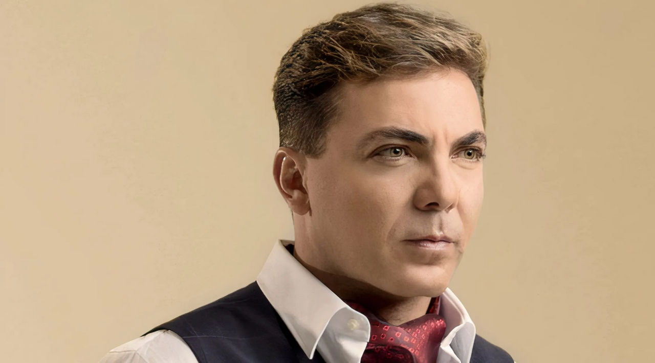 Cristian Castro presume a su nueva novia en pleno programa en vivo