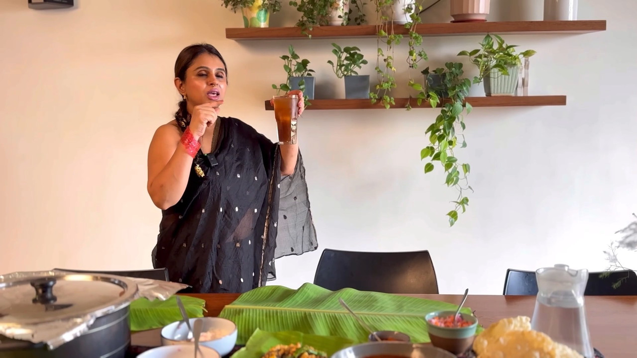 Malayali Sexy vlogger navel in sleeveless black saree mp4 snapshot 00 32 455