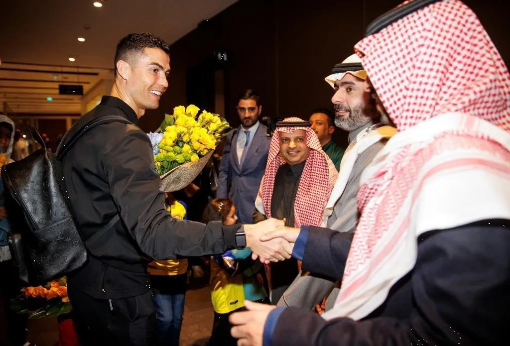 Así fue recibido Cristiano Ronaldo y su familia tras su llegada a Arabia Saudita