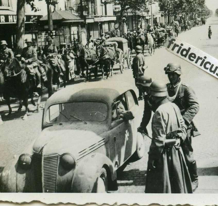 Foto I.R.233 Westfront Einzug in Paris - Parade PKW Kontrolle Feldjäger