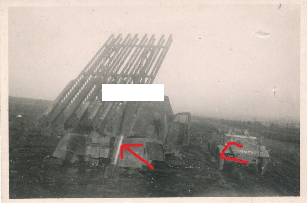 Russland VW Kübelwagen WH Nummernschild und russische Stalinorgel mit Geschossen