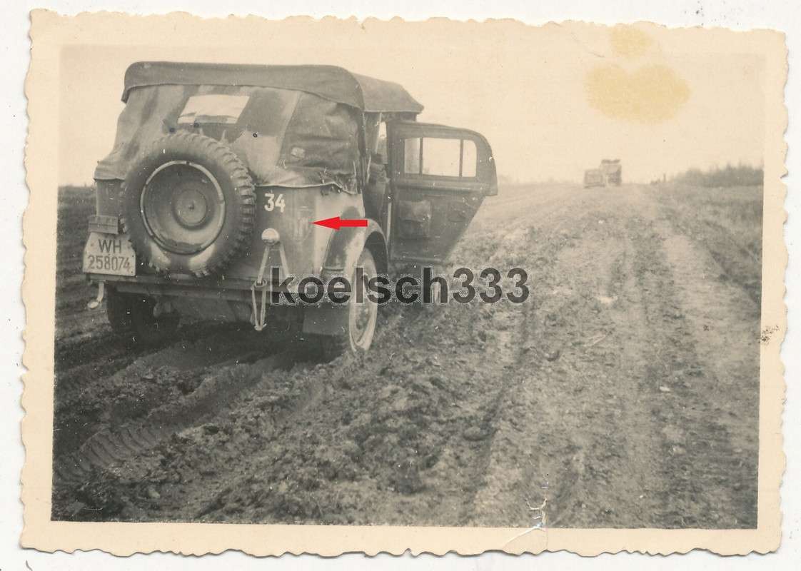 Foto Kübelwagen PKW der Wehrmacht mit Kennung auf schlammiger Strecke im Osten