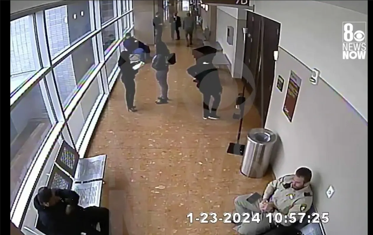Hombre acusado de violación recibe golpiza del papá de su víctima (Video)