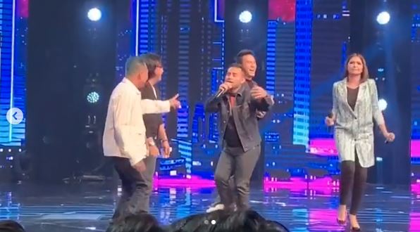 Judika asyik berjoget dan bernyanyi dangdut