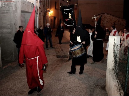 Festivals and traditions marking the yearly cycle of the seasons Procession-de-la-sanch-3
