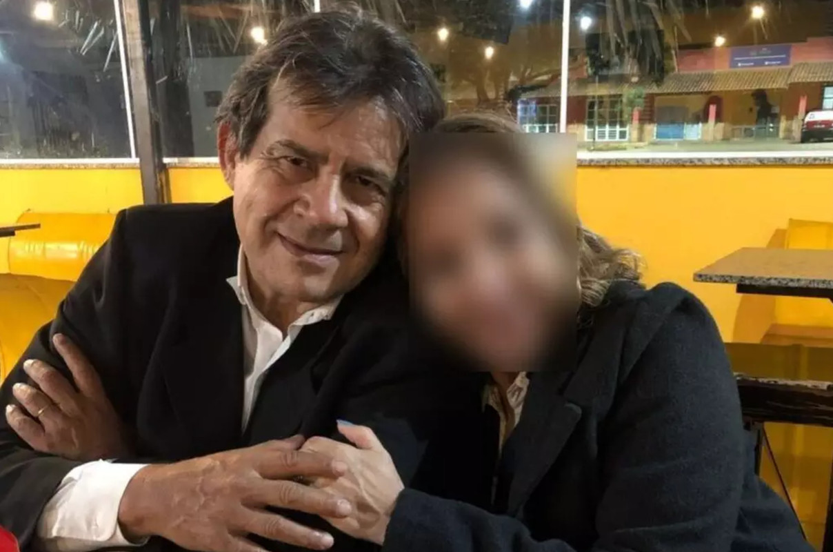 Vítima ao lado da esposa em foto publicada nas redes sociais