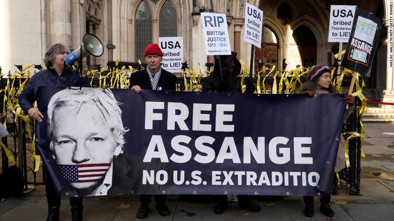 México tiene comunicación con abogados de Julian Assange: Ebrard