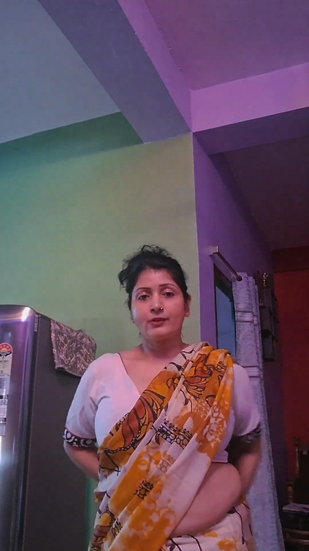 Bengali aunty huge tits and deep navel in white saree.mp4_snapshot_01.06.501