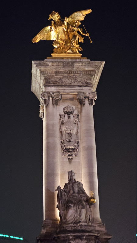 聽說以前是真的黃金,但小偷太多了所以換掉