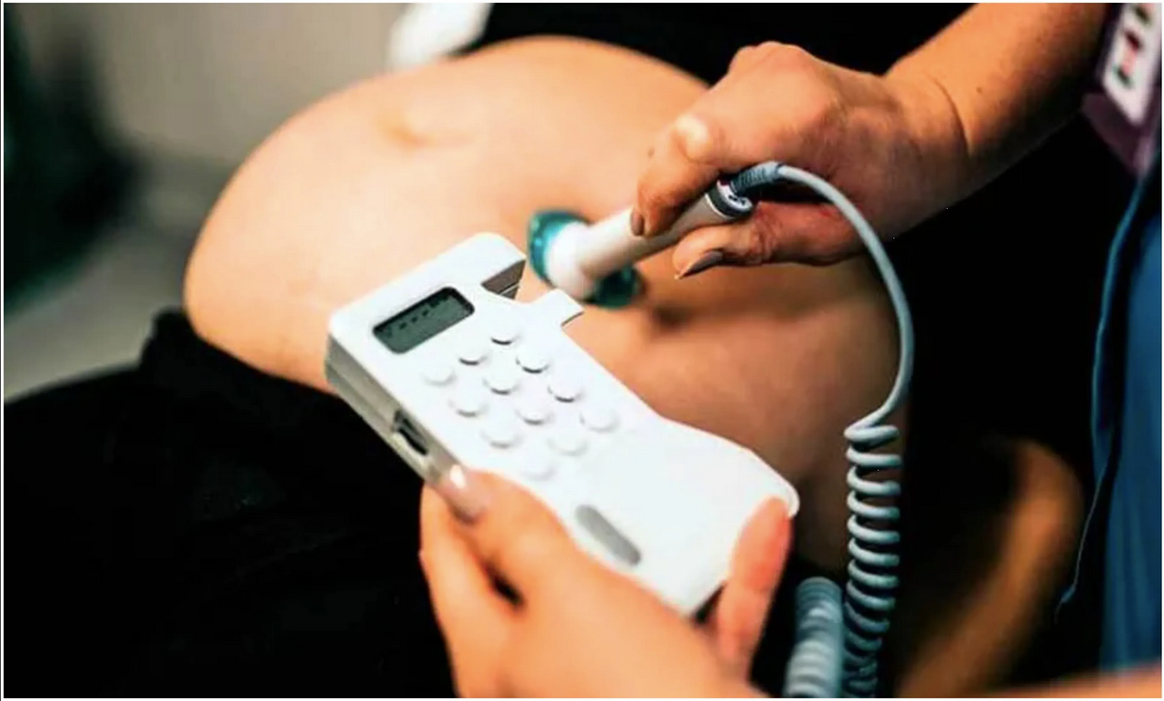 Hombre trans descubre que está embarazado en medio de su terapia de transición