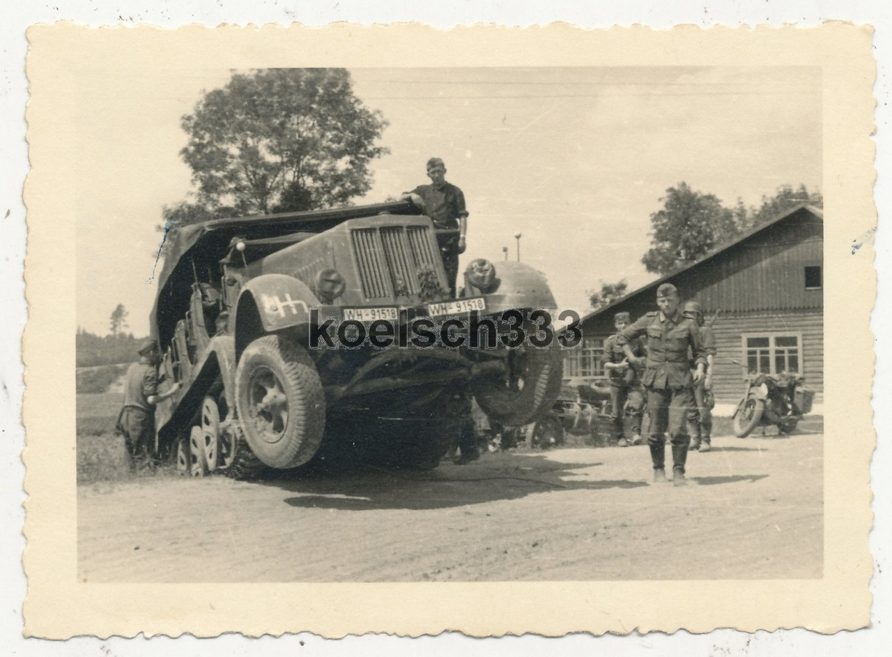 Foto Panzer Halbkette der Panzergruppe 3 am Übergang über die Düna in Russland (2)
