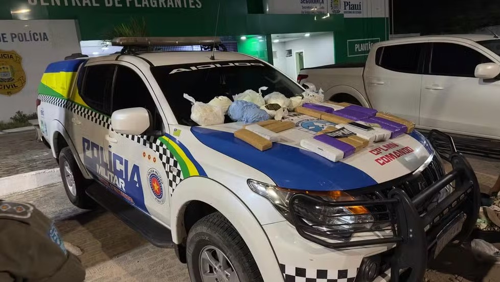 Preso suspeito de transportar 25 kg de maconha e ‘supermaconha’ no Piauí — Foto: Divulgação/PMPI