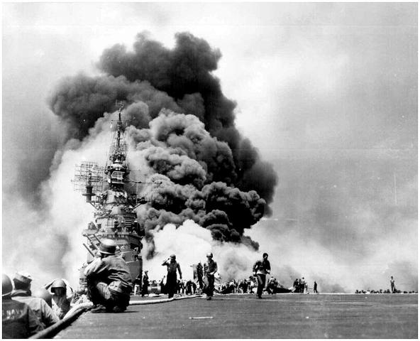 Batalla de Okinawa, el portaaviones estadounidense Bunker Hill dañado por un avión kamikaze Batalla de Okinawa, el portaaviones estadounidense Bunker Hill dañado por un avión kamikaze